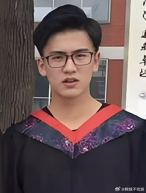 这竟然是张凌赫，当时连校草都算不上吧，现在成神颜了