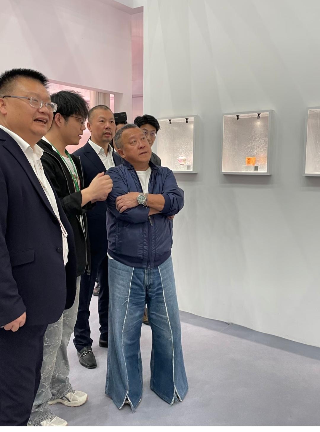 曾志伟，真的太时尚了，这阔腿裤真的好显腿长。