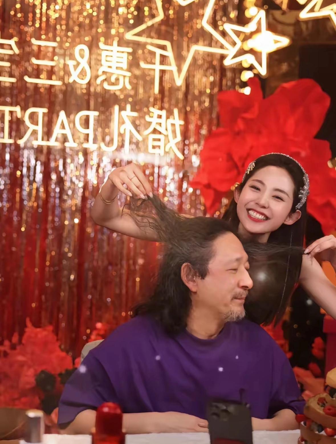 三宝再进万千惠直播间！有风骨归有风骨，支持妻子也是真支持。老艺术家的自矜，抵不
