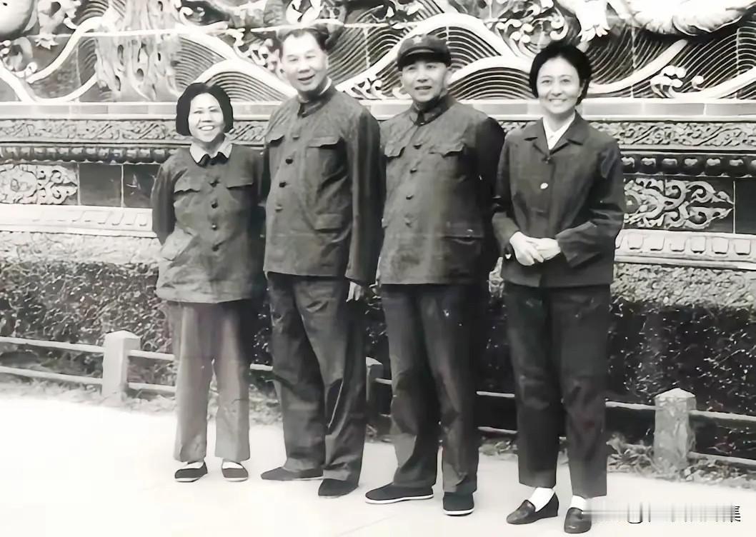 1977年9月，杨成武将军（左二）与夫人赵志珍（左一）和儿女亲家秦基伟将军（右二