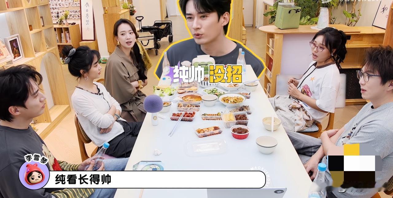 李雪琴问刘学义怎么进的电影学院，刘学义说“纯看长相。我考物理十五分钟，考电路图学