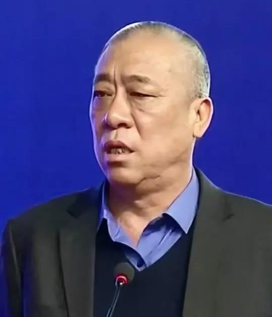 河南矿山的崔培军，刚把公司2.7亿利润中的1.8亿发给员工当奖金。结果开工第一天