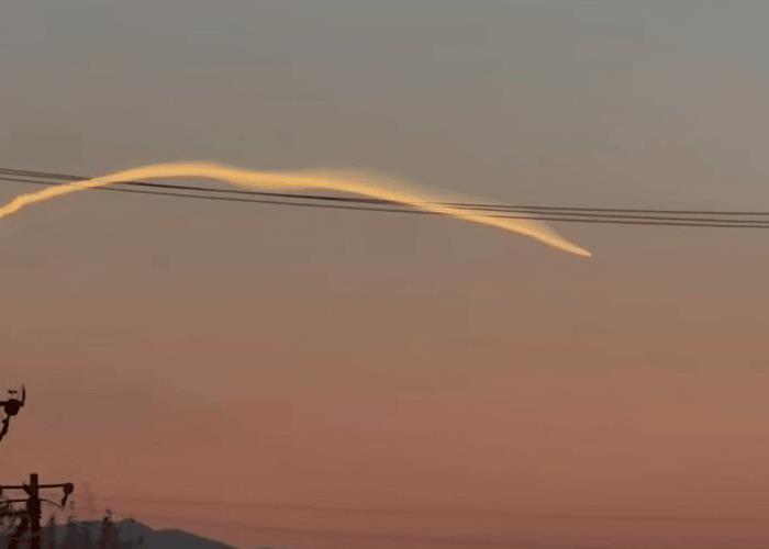 北京石景山上空拍到的，谁知道这是啥玩意？火箭吗？