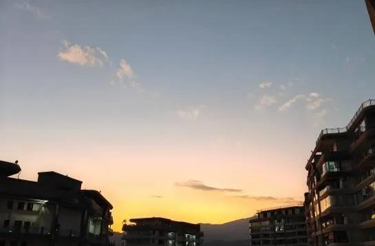 这会儿是凌晨3点20分，躺在飘窗比单人床还宽绰的“飘床”上，只要是睁开眼睛，侧脸