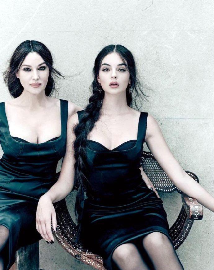 这是2021年，莫妮卡·贝鲁奇与女儿戴娃·卡索在一起。这一年，莫妮卡已57岁，女