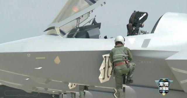 F-35上快被“封神”的登机梯，歼-35上也有了F-35的内置登机梯，从20