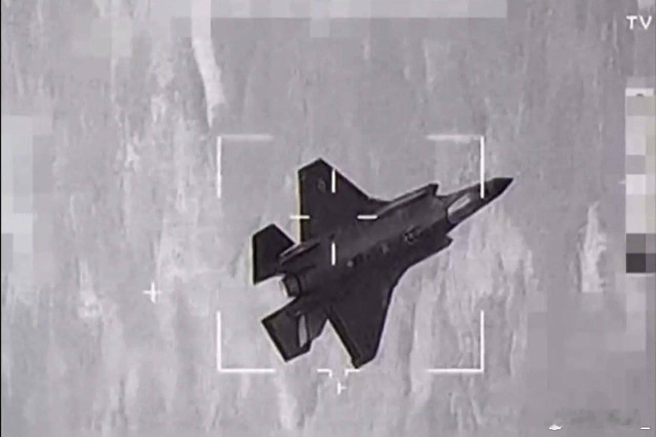 在芬兰的演习中，一架法国制造的阵风战斗机与美国F-35A闪电II战斗机进
