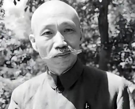1948年国民党将领刘伯龙驻扎贵州期间，一名军官相中了他的妹妹，上门求亲。刘伯龙