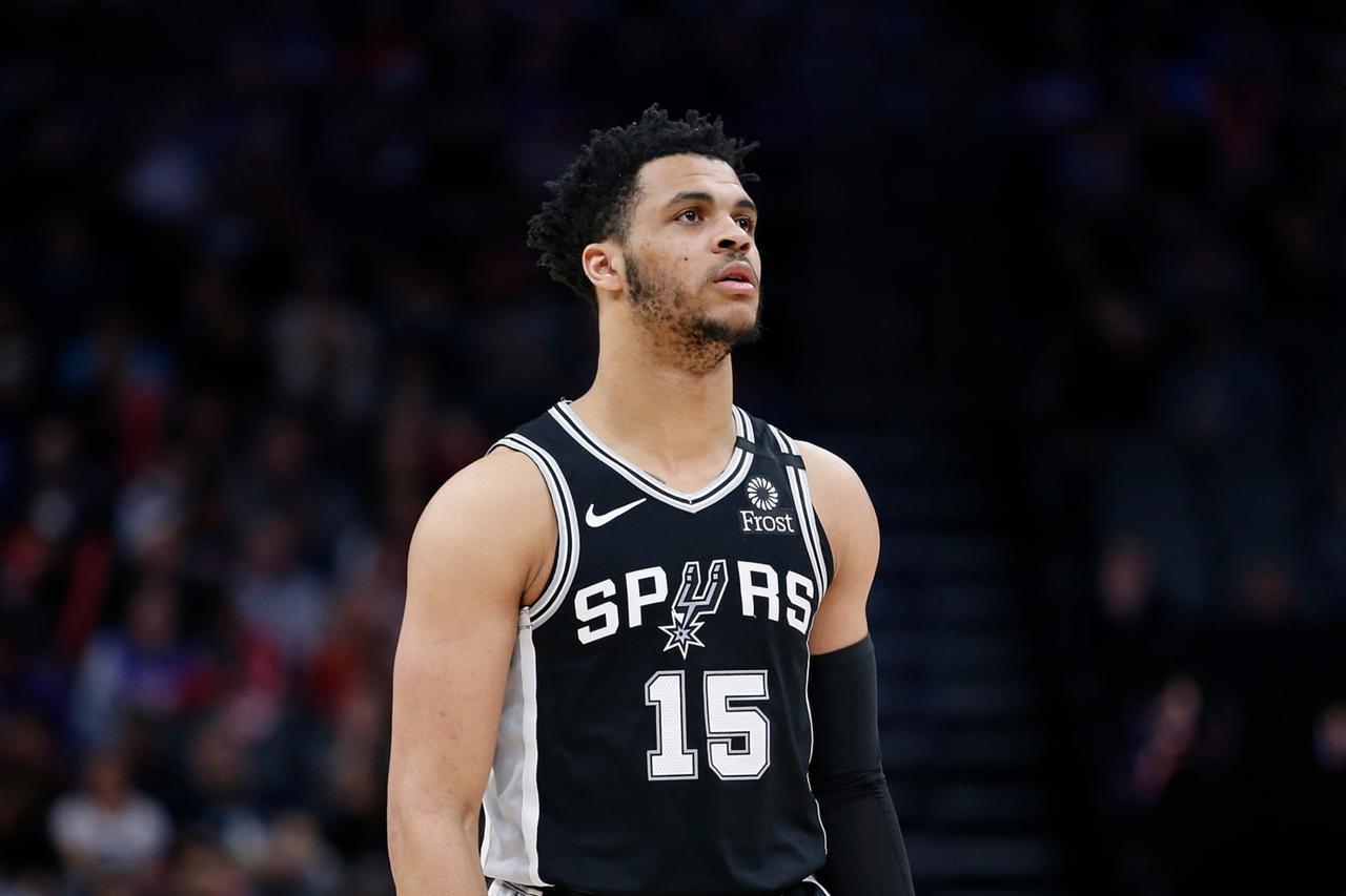 韦瑟斯庞不缺下家！青岛男篮与广东男篮的比赛中，韦瑟斯庞先是在替补席被自家主教练