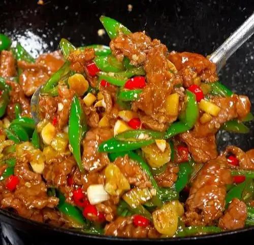 炒牛肉鲜嫩多汁，嫩滑爽口的三十年大厨不传之秘：小苏打腌制牛肉。牛肉营养丰富，多