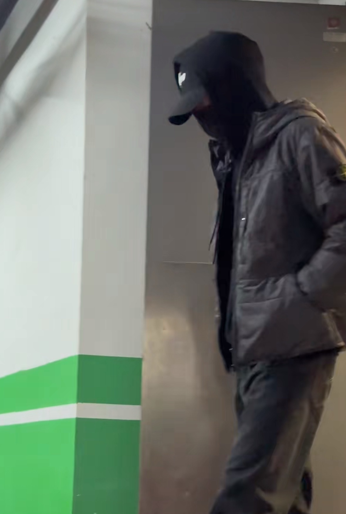 穿得暖和让人很想抱抱宝王一博