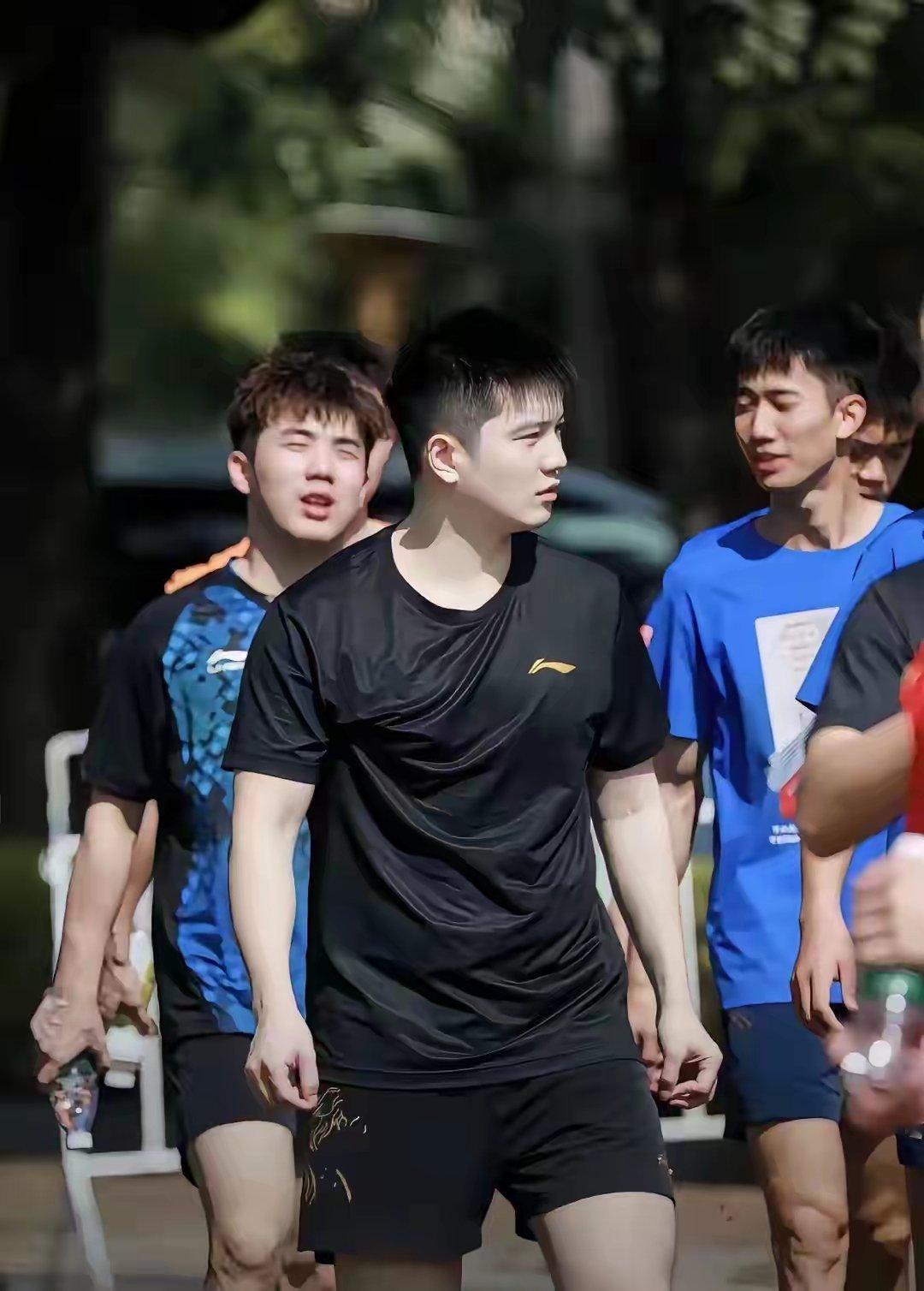 樊振东这个发型剪的太帅气了，皮肤真白嫩，有种青春男大感觉樊振东这个发型剪的太帅气