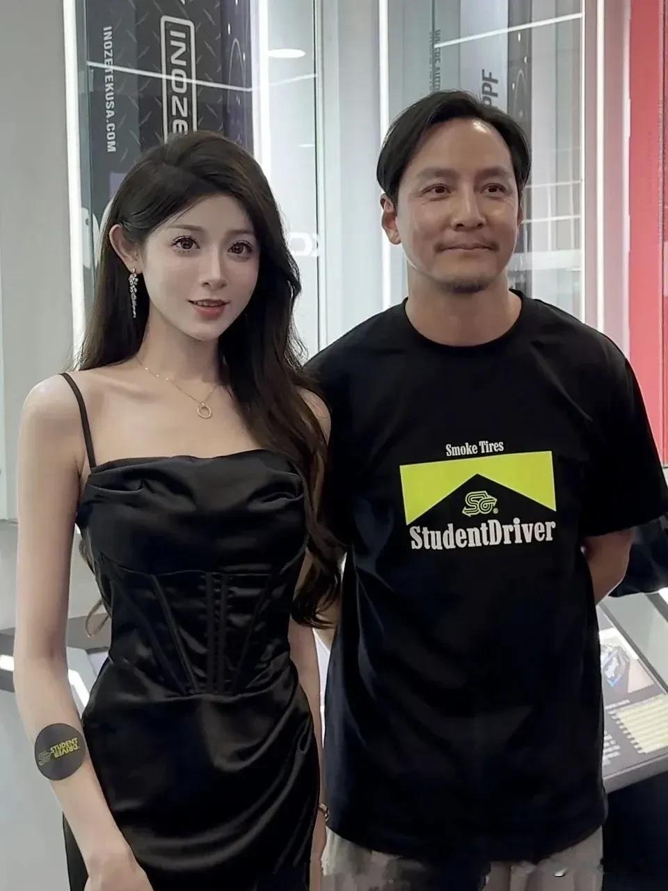 照片中这个中年男性，看起来慈眉善目的，你还认得出他是谁吗？当年他可是香港娱乐圈