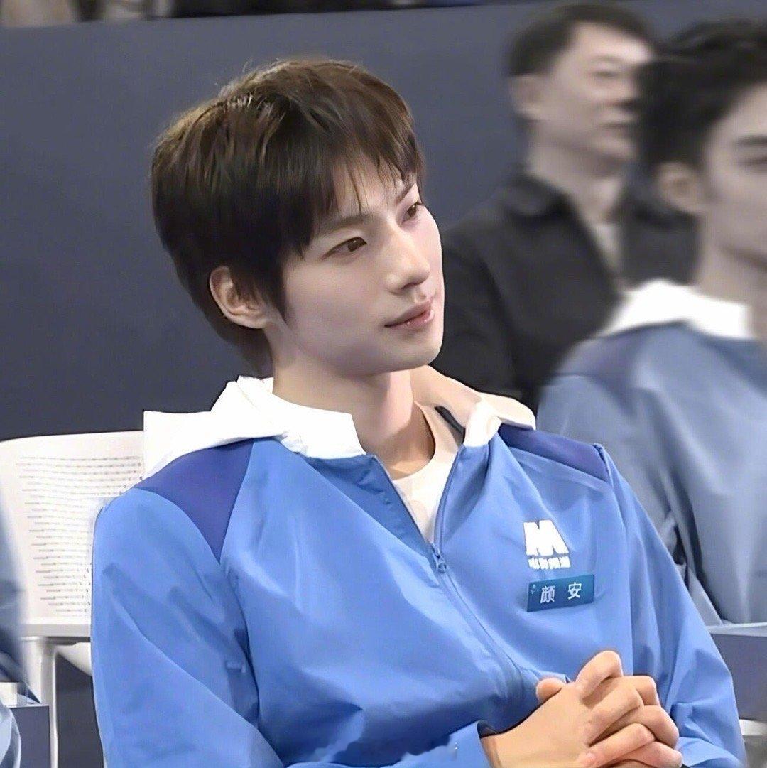 辩论场上的“绝杀时刻”！他纯脱稿一句话拔高话题，演员的共情搭配逻辑脑，实力太惊艳