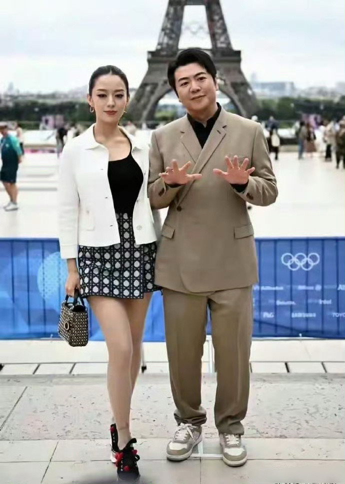 郎朗不愧是钢琴家，就连照相都做这个手势！​​​