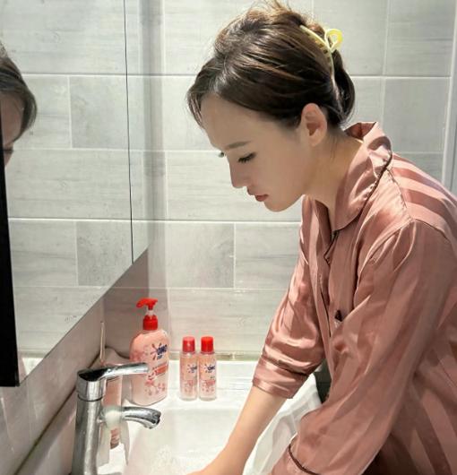 闺蜜上个月来我家，进门就愣住了：“你家有娃有狗，咋比我单身公寓还干净？”我笑了：