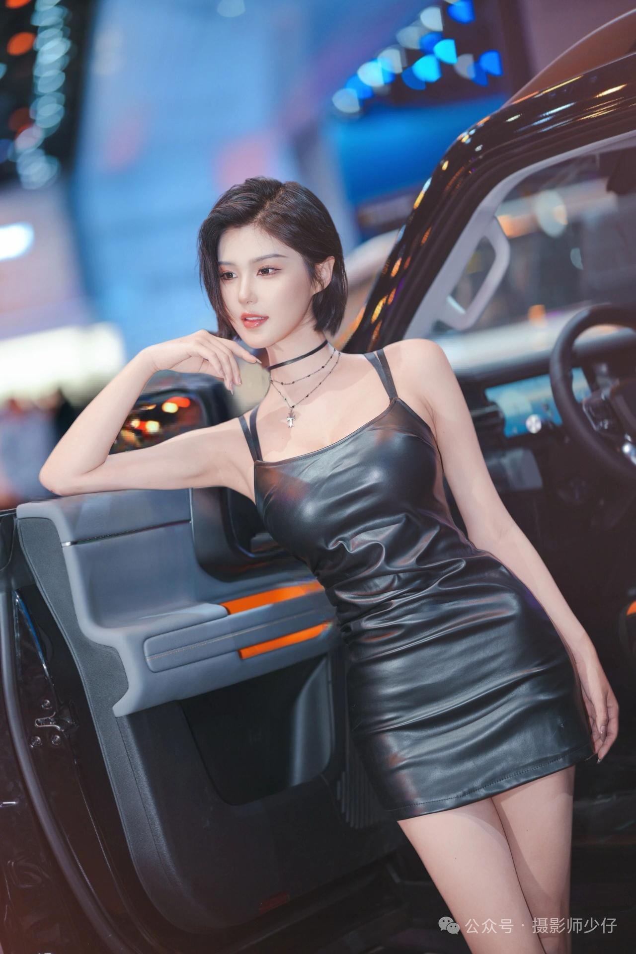 顶级车模程儿都市酷炫风，黑皮裙搭配时尚项链，车旁摆拍，尽显个性魅力！💃🏻🚗