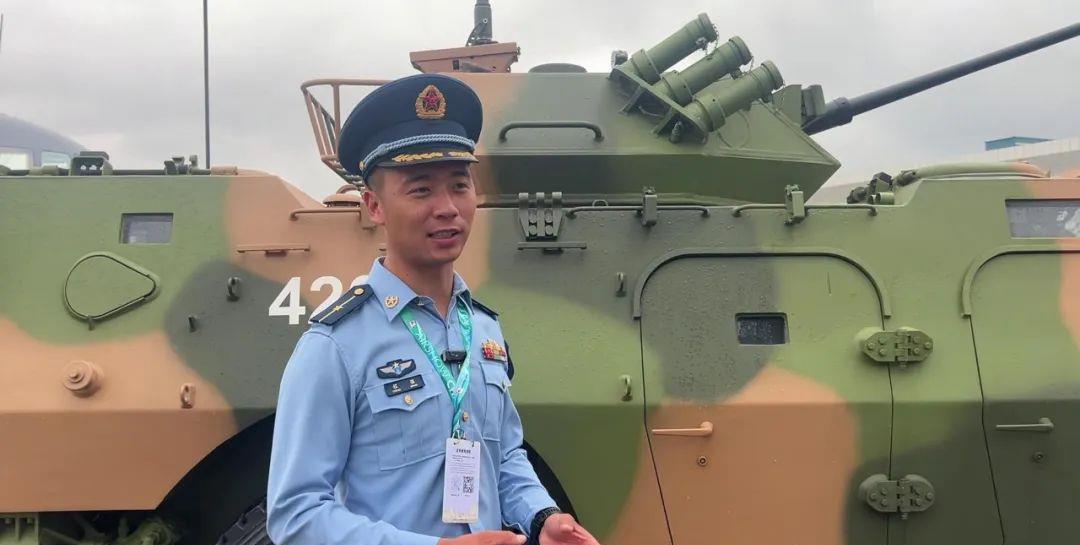 这个年轻的军官叫程强，是某空降兵军某“模范空降兵连”的排长。2008年汶川大地震