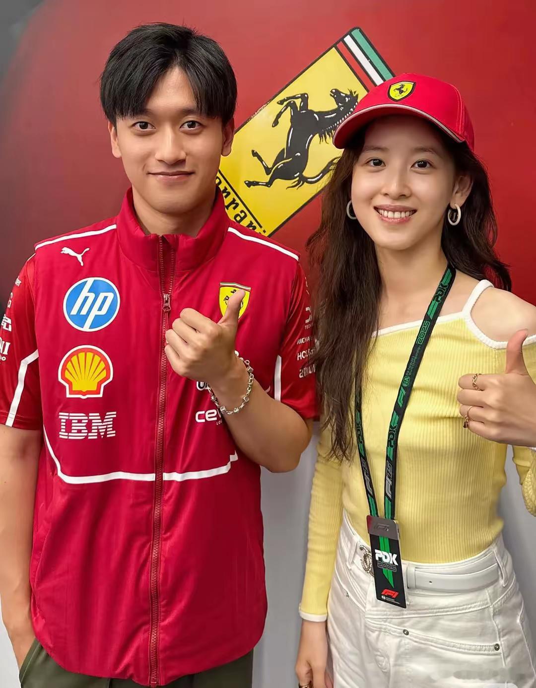章泽天现身F1比赛！穿搭夏天，身材太瘦像小女孩，晒与周冠宇合影！！！​​​