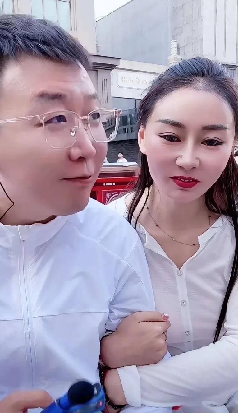 方丈借给小白龙的800万会不会打水漂？因为和师娘亲密互动毁三观成了话题，，因此老