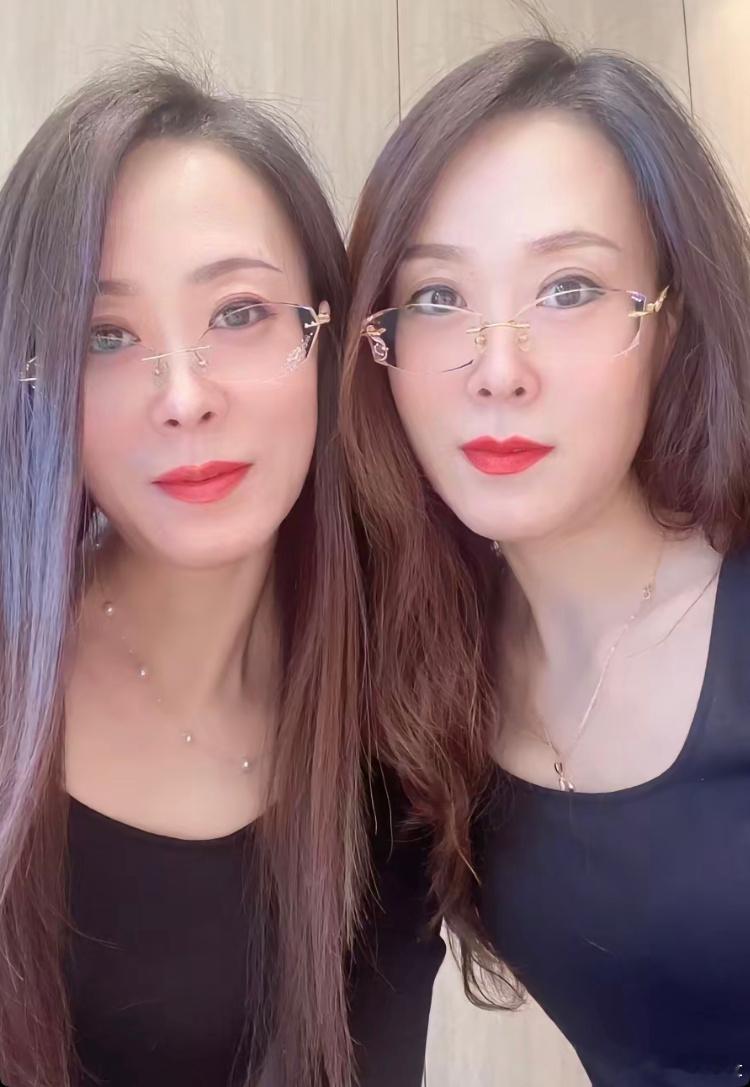 两个眼镜阿姨你受的了吗？​​​