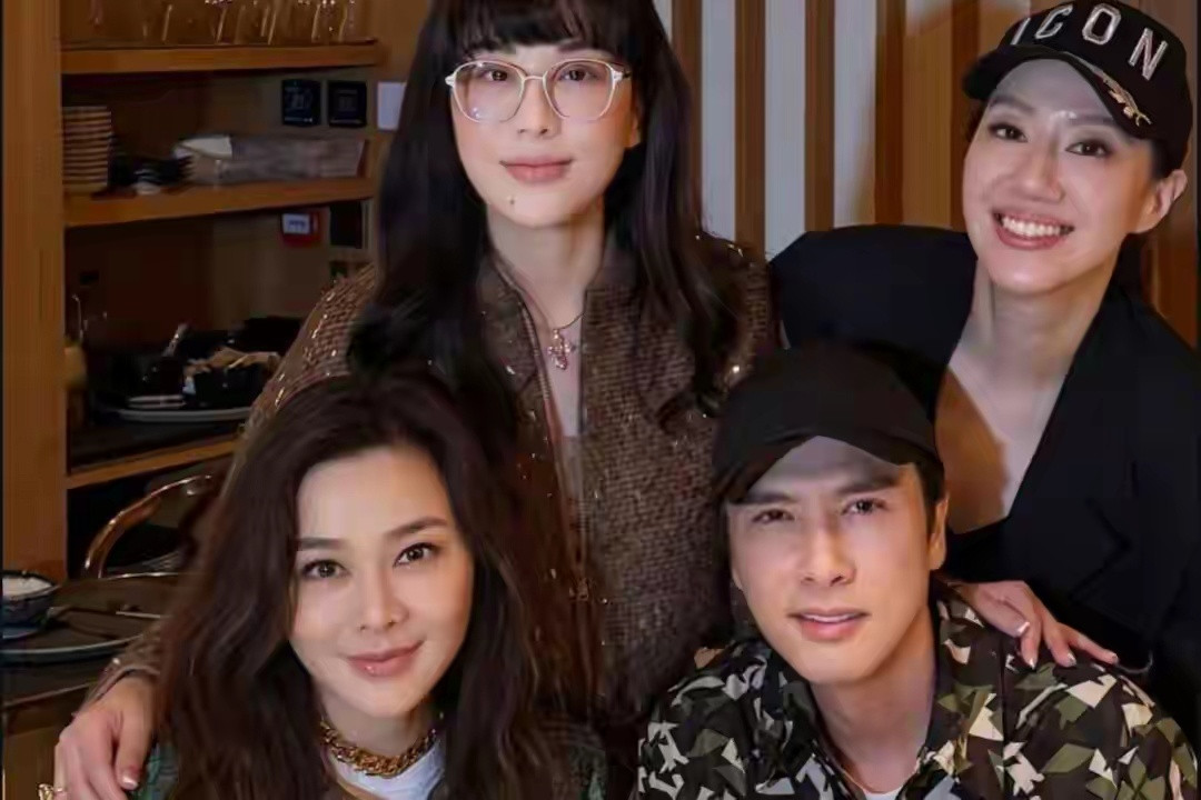甄子丹生日被美女簇拥，太太退居后排，前排坐的竟是关之琳和亲妹