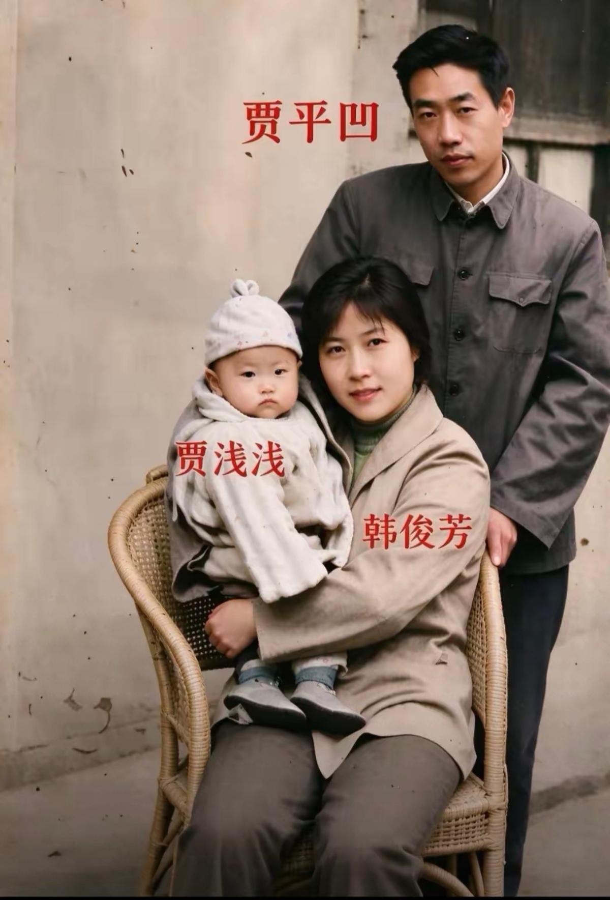 贾大作家年轻时也不赖，干干净净的俊秀小哥，特别是他妻子，五官精致，电影明星一般，