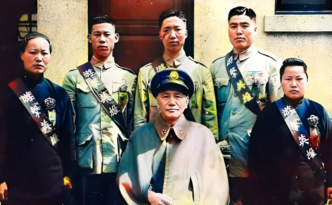 这是1953年3月9日，蒋中正在阳明山亲自接见了蒋军大陈岛游击队员，并与他们一起
