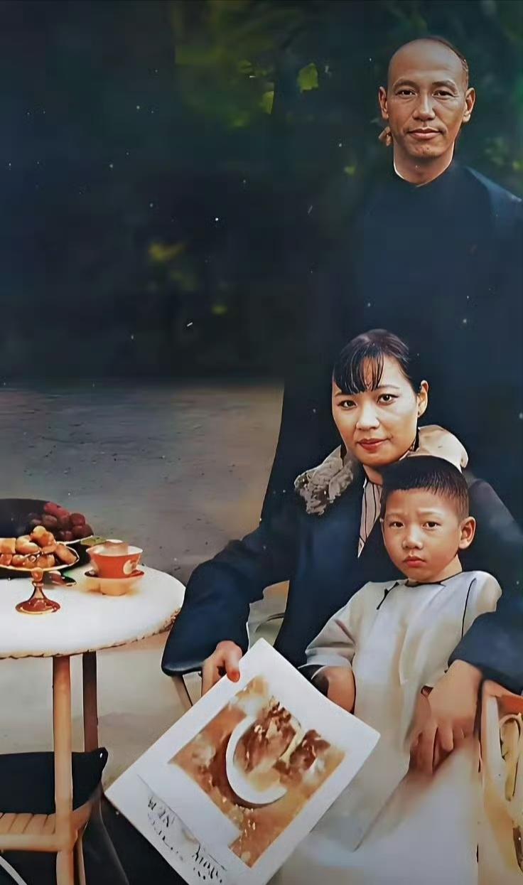 网传这张照片是1926年蒋介石和宋美龄在上海拍摄的照片，宋怀抱的小孩是孔令伟。其