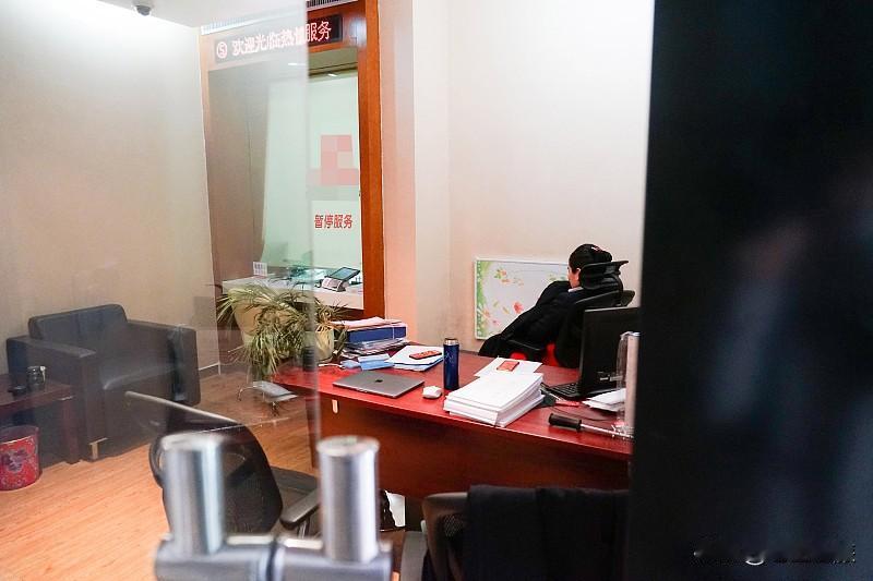 银行午休该不该保留银行午休该不该保留，这事儿不能一概而论。对银行基层员工来说，