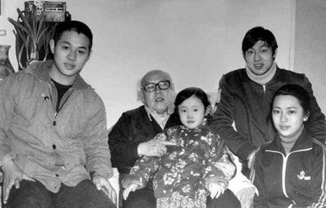 1928年，国画大师李苦禅，与师妹凌嵋琳成婚。不料，6年后，凌嵋琳竟在李苦禅