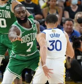 22年总决赛咋输的？杰伦布朗坦言：“就是库里，那个娃娃脸杀手。”“他把我