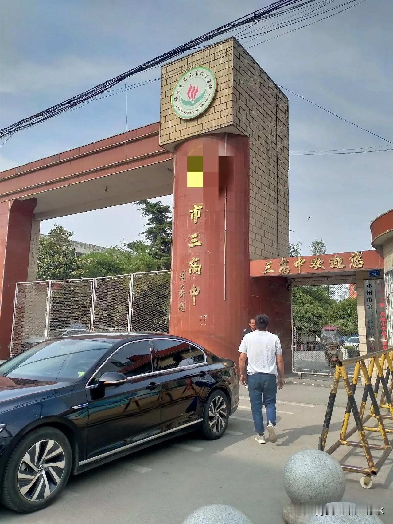 今天又碰到了一个宣称大学文凭无用的中年女人。我问她：“咱们村子里的孩子也不少，