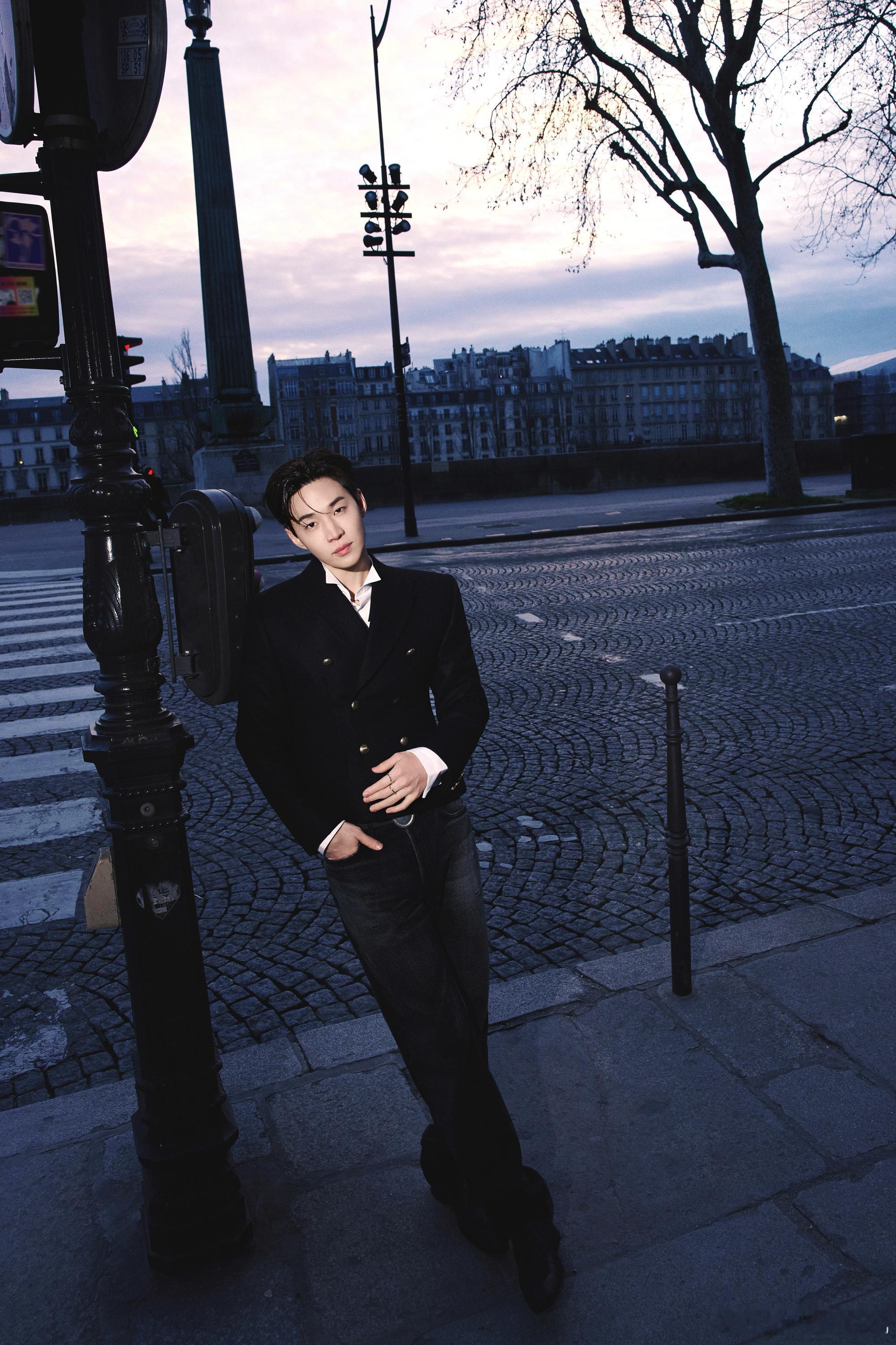 Henry10张街拍9张在插兜hello时装周即使姿势相似，每张照片的光影和构