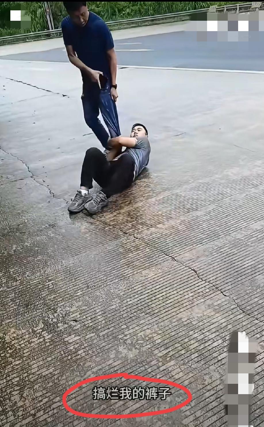 某地高速服务区，躺在地下的是修车的，给这个穿牛仔裤的补胎收费60元。牛仔裤认为太