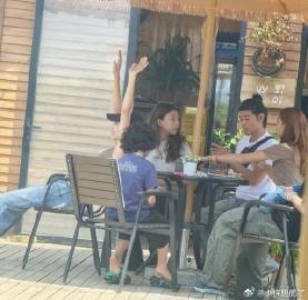 网友偶遇蔡少芬一家旅游，调侃：女儿长相跳过年轻版的妈妈