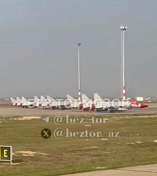 🔻阿塞拜疆机场出现的9架枭龙战机，其中据称6架单座战斗机，3架双座战斗教练机。