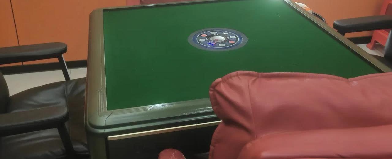 昨天，我跟一个村里的职业麻友打麻将过招，确实打不过他。记得小时候，就看他