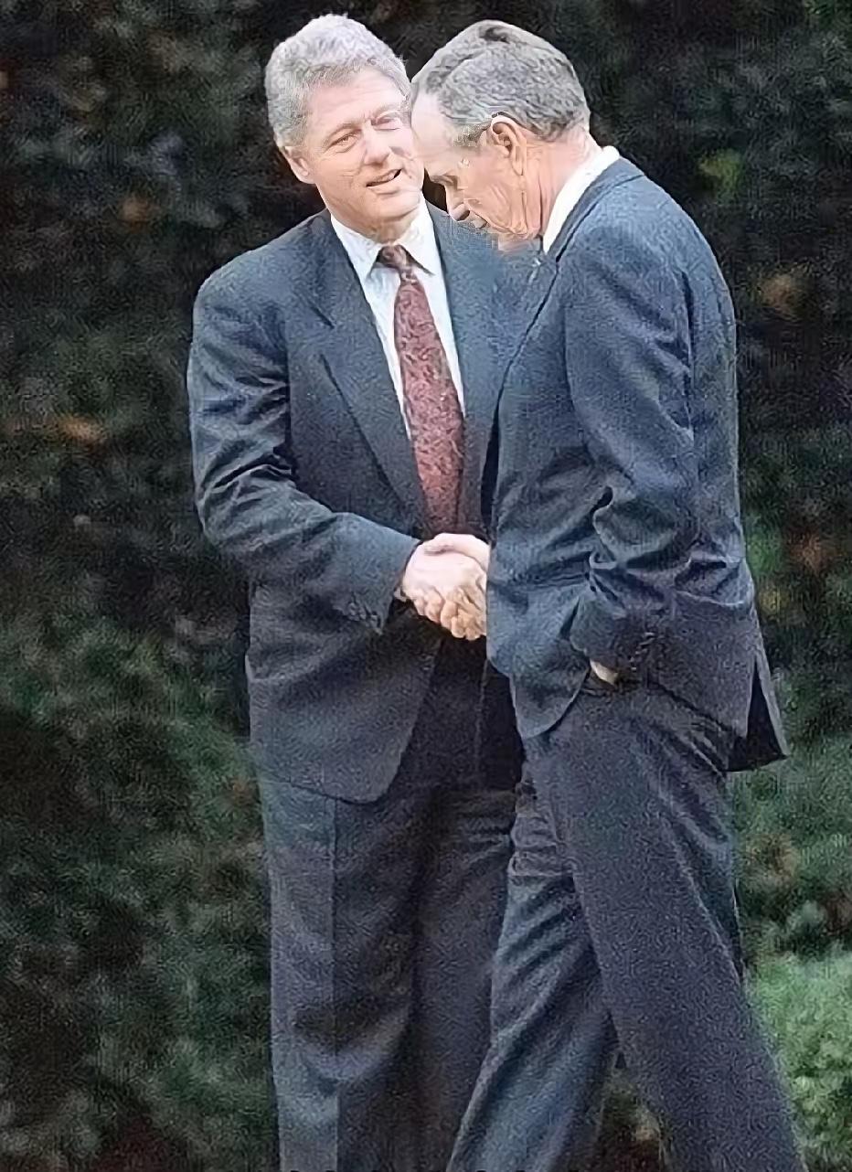 1992年，年轻克林顿击败资深老布什，当选美国第42任总统。老布什虽然没有继