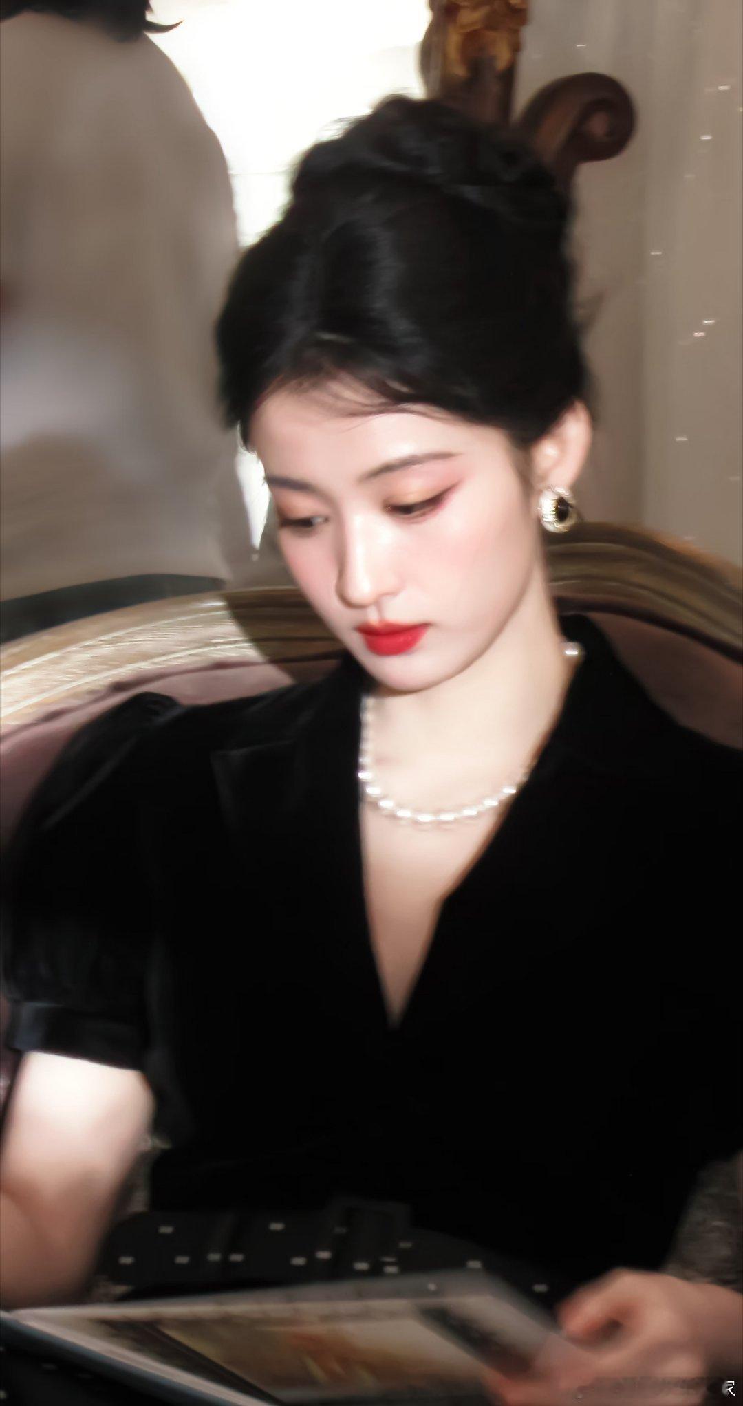 王楚然主动亲张凌赫这段张凌赫王楚然月光吻峄素这段真的把暧昧玩明白了，明明什么都