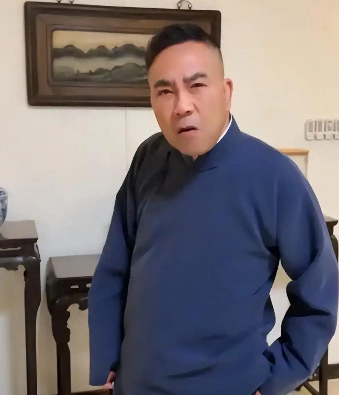 相声演员杨议说：阳光快乐生活火的时候，好多人拿着钱，我给你钱，让他上，真的一点儿