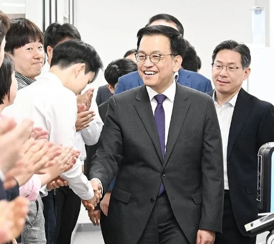 韩国内乱特检组7日以参考人身份传讯前经济副总理兼企划财政部部长崔相穆，就其参与戒