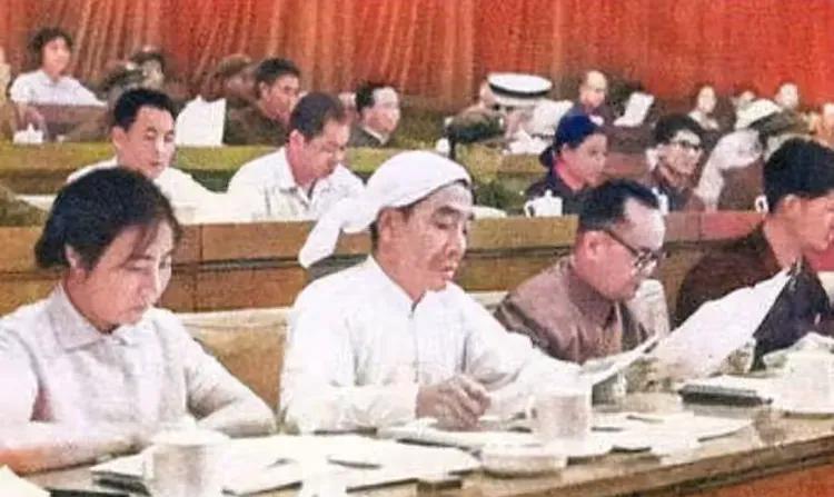 陈永贵和吴桂贤一起参加中央工作会议时拍摄的照片，1975年1月，他们一个代表工人