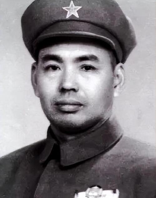 1936年，红一、红四方面军会师，许世友听说耿飚武艺高强，就想和他比试一番，耿飚