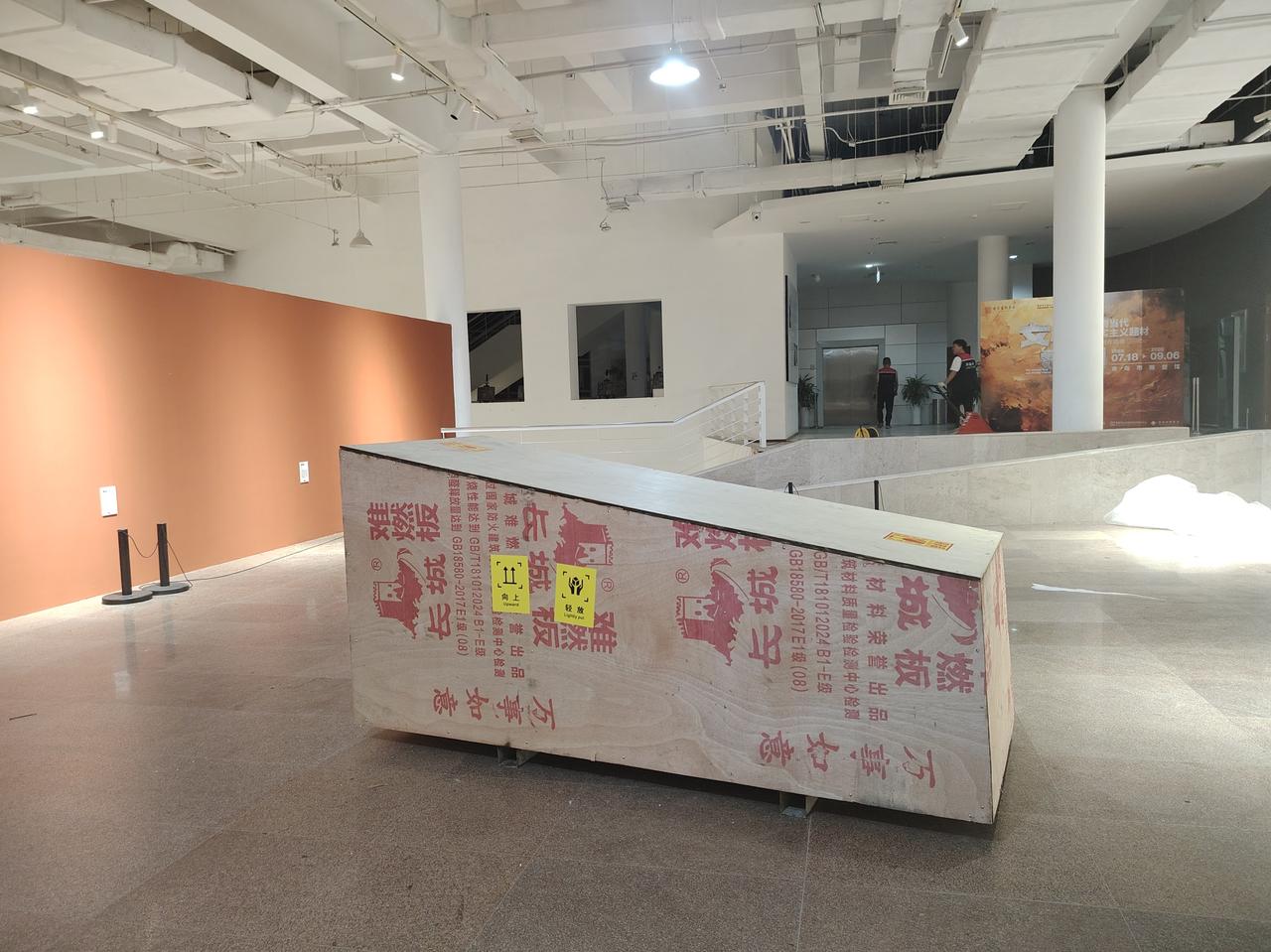 世界之大，无奇不有。做了15年的雕塑展览，头一次碰到这种形状的包装箱，燃！[呲牙