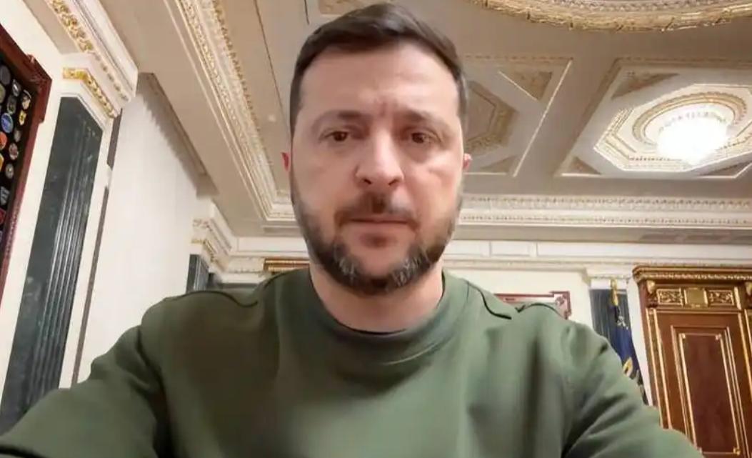 泽连斯基称，请中国帮帮乌克兰。泽连斯基在记者会上说：“谈到中国，首先，我认为中国