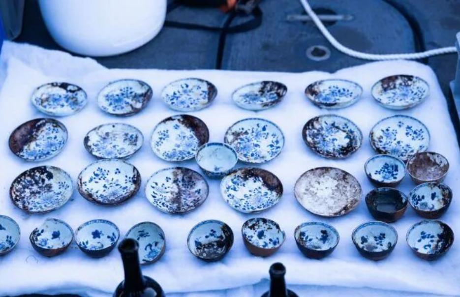 价值连城！一个钟表匠，在挪威海底600米，捞出了乾隆年间的中国青花瓷。听起来像