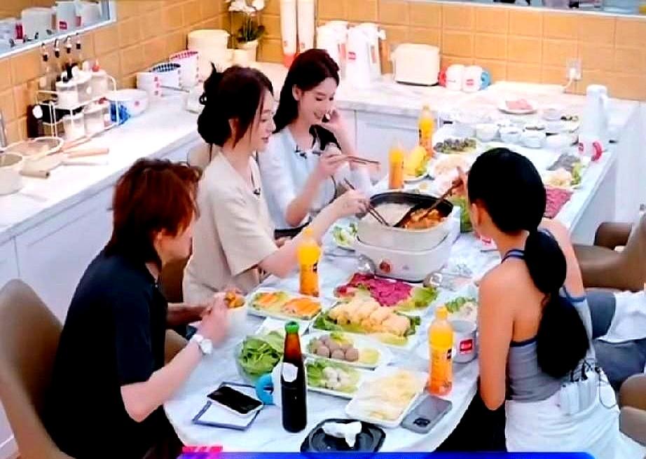 王濛在节目里当面开火，指唐艺昕演戏时脑袋一热就听皇后，使劲儿整“嬛嬛”。作为老
