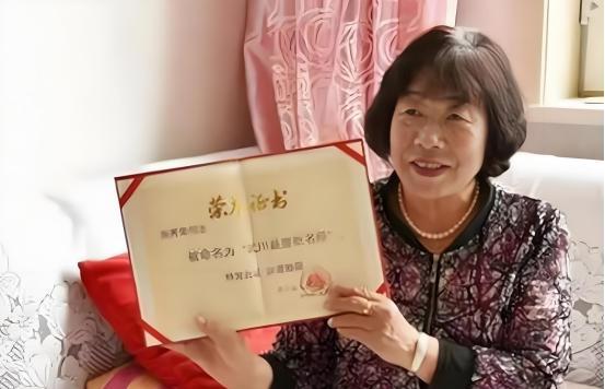 1981年，内蒙古一男生考上大学，女老师掏出20元钱，给他买了一双棉鞋，谁料，2