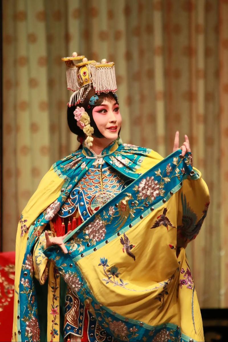 公元前202年，垓下。四面楚歌响起的那个夜晚，一个女人在帐中拔剑自刎。她叫虞姬。